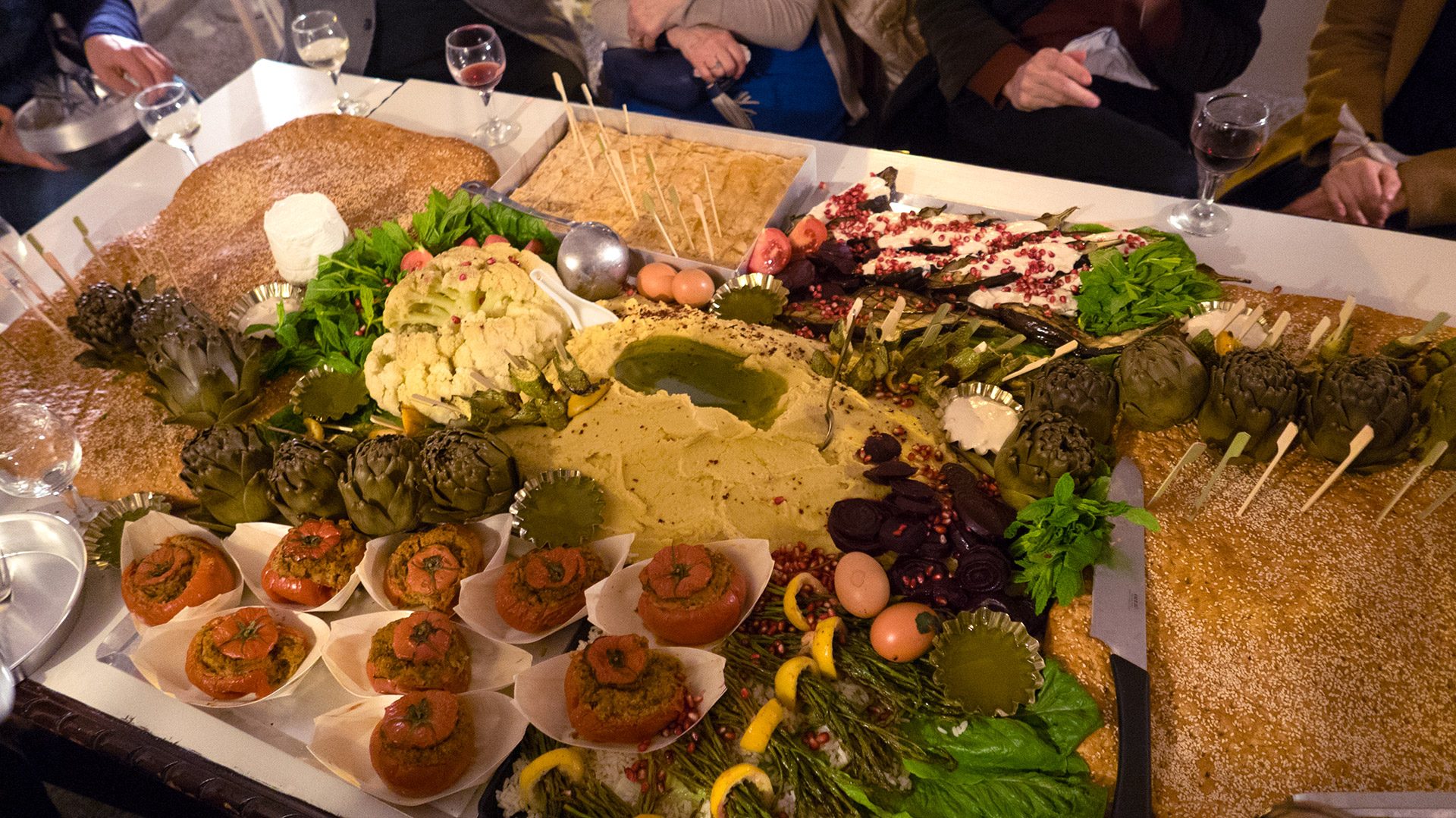 Das gemeinsame Essen an einem Tisch ist ein universaler Bestandteil in vielen Kulturen und Gesellschaften unserer Welt; ein Ort des Austausches, des Gebens, des Teilens und Erzählens, sowie des Generierens von Wissen ( oder der Weisheit). Dies bildete die Basis zum Happening.